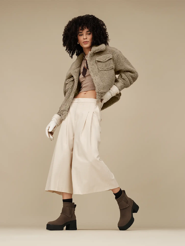 Women's UGG Moxy Chelsea Boots – Sand – view 23